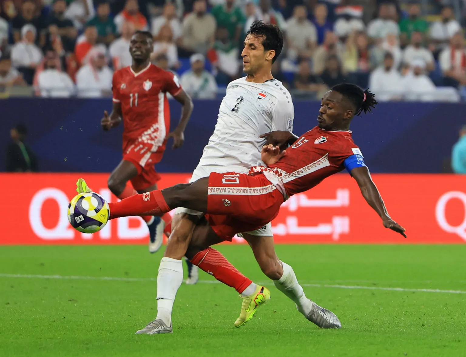 حسم عراقي متأخر يقود إلى ربع النهائي.. أسود الرافدين يعبرون السودان بثنائية في كأس العرب