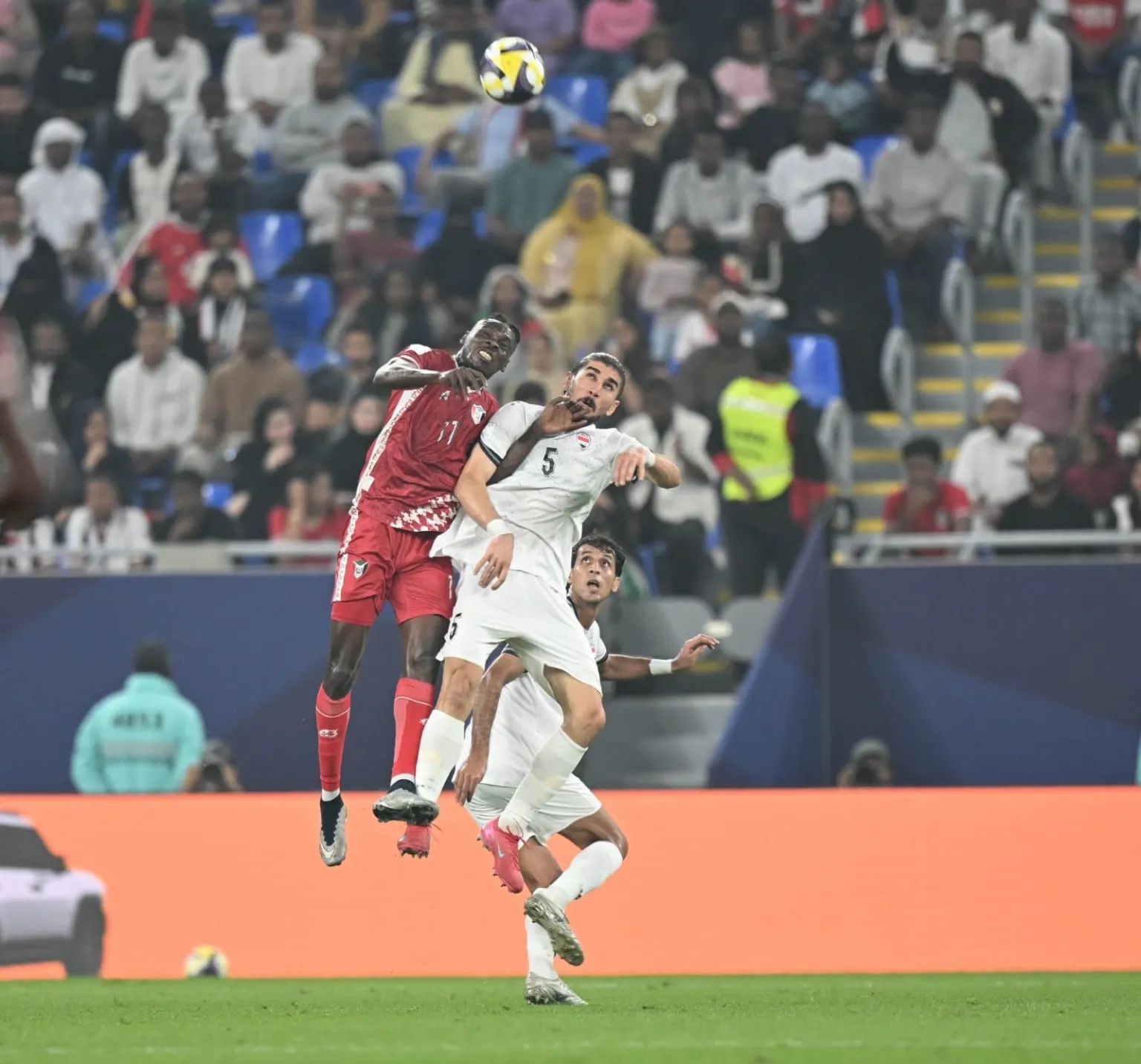 حسم عراقي متأخر يقود إلى ربع النهائي.. أسود الرافدين يعبرون السودان بثنائية في كأس العرب