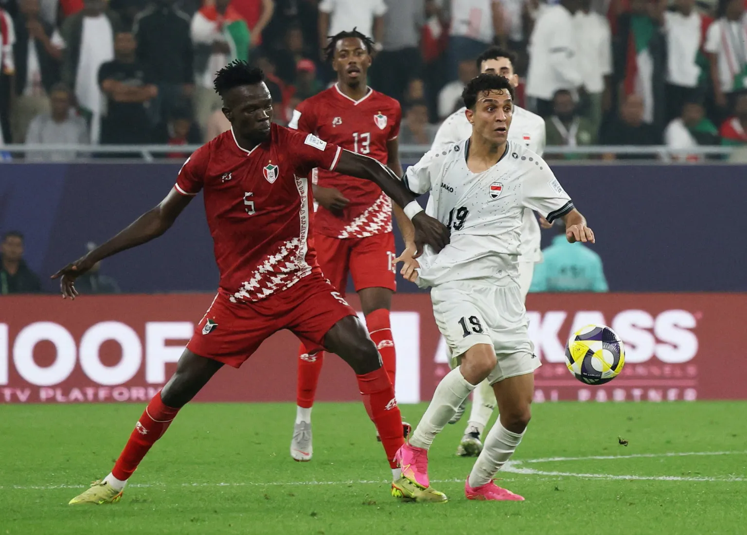 حسم عراقي متأخر يقود إلى ربع النهائي.. أسود الرافدين يعبرون السودان بثنائية في كأس العرب