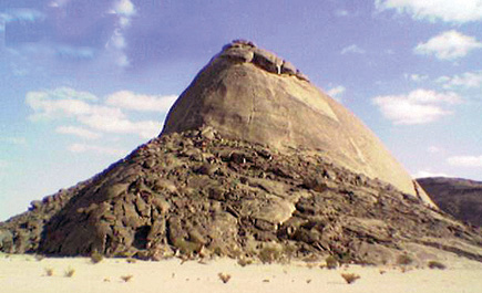 القويعية فوق كنز الزمن… تاريخ صخري عمره مئات الملايين من السنين يكشف أسرار الدرع العربي