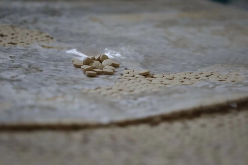 شبكات الظل تحت المجهر.. سورية تحبط محاولة تهريب 26 ألف حبة كبتاغون باتجاه السعودية