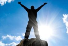 صورة ما الذي يجعلنا نُخطئ بين الضوء والإنجاز؟