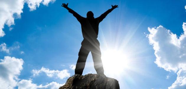 ما الذي يجعلنا نُخطئ بين الضوء والإنجاز؟