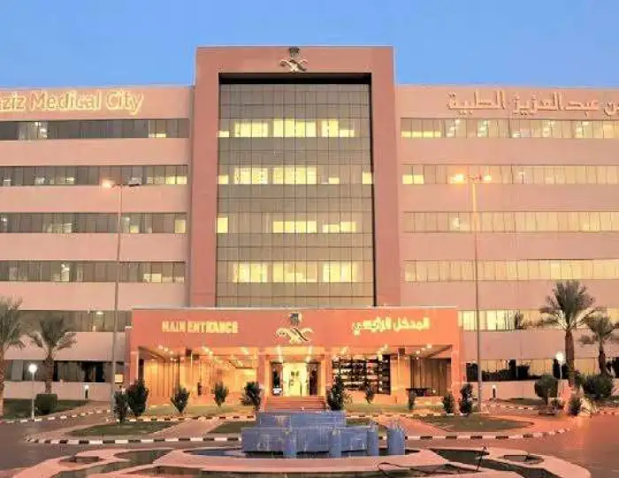 داخل غرفة المنظار… إنقاذ طفل من خطر صامت بعد استخراج 150 جسمًا غريبًا من مريئه دون جراحة