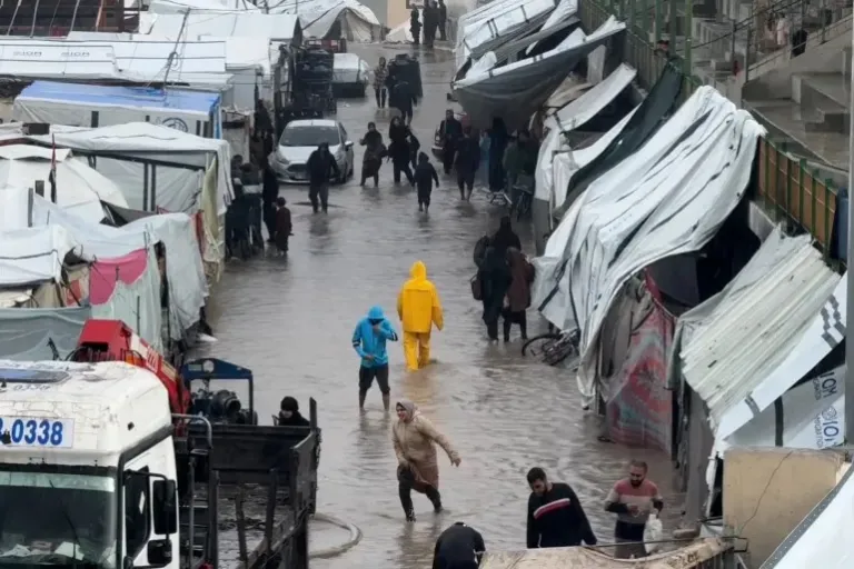 غزة تحت المطر والنار.. مأساة إنسانية تتفاقم مع اجتياح العاصفة وتشريد مئات الآلاف