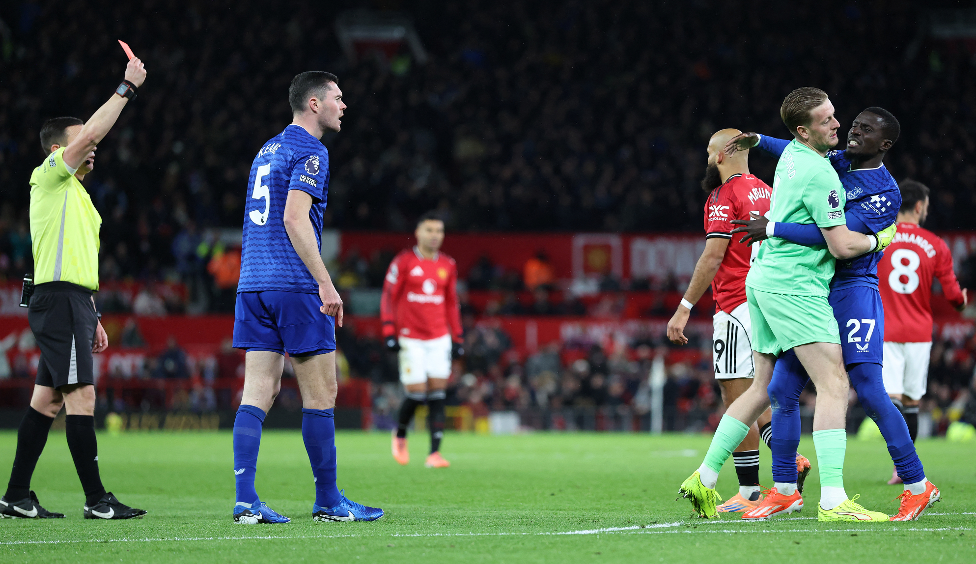 طرد غير مسبوق في الليغا: حكم سابق يخرج بالبطاقة الحمراء من زميله في مشهد استثنائي