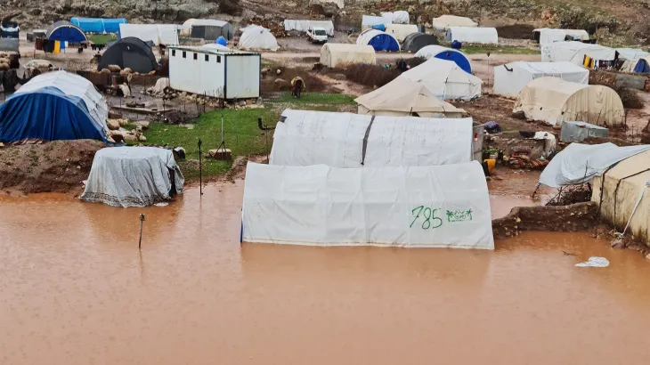 غزة تحت المطر والنار.. مأساة إنسانية تتفاقم مع اجتياح العاصفة وتشريد مئات الآلاف