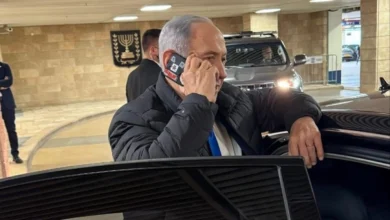 صورة لواصق على كاميرا هاتف نتنياهو تثير جدلاً واسعاً حول هواجس الاختراق