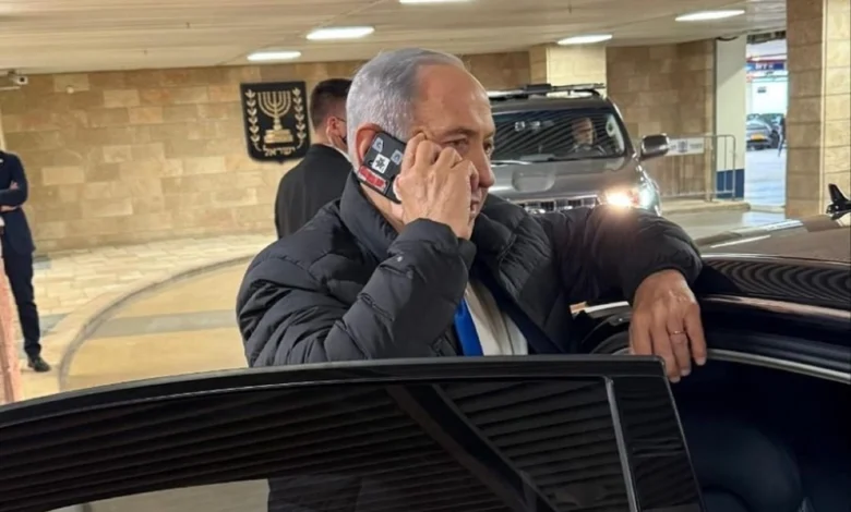 لواصق على كاميرا هاتف نتنياهو تثير جدلاً واسعاً حول هواجس الاختراق