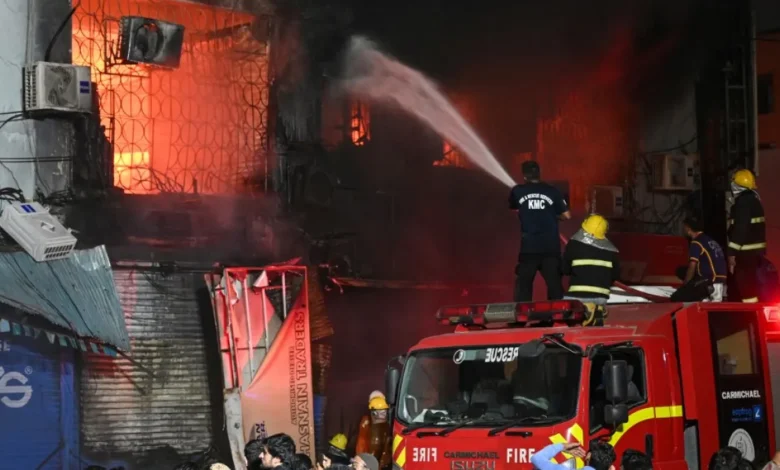 كارثة في قلب كراتشي.. ارتفاع ضحايا حريق مركز تجاري إلى 11 قتيلاً ومخاوف من عشرات المفقودين