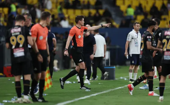 صافرة تحت النار.. من يحمي الحكم السعودي في موسم الاتهامات المفتوحة؟