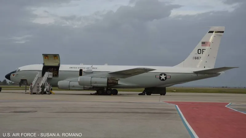 طائرة «كاشفة النووي» الأميركية في بريطانيا تثير تساؤلات استراتيجية حساسة