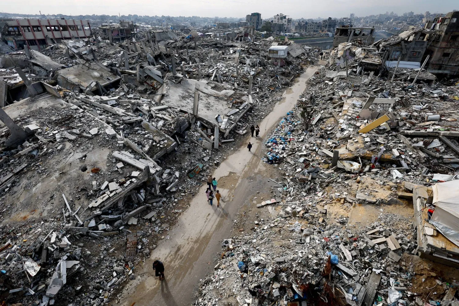 غزة.. الحياة على حافة الركام