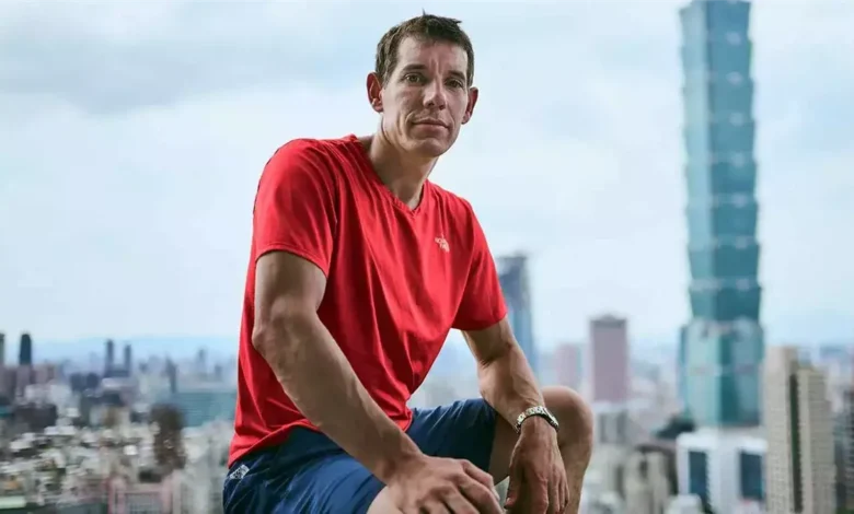 تسلق بلا حبال يهز العالم.. أليكس هونولد يعتلي «تايبيه 101» في مغامرة تتحدى المستحيل