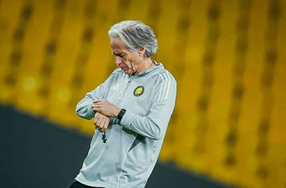 فوز لا يُنهي الجدل.. جيسوس يهاجم التحكيم ويكشف أخطاء النصر رغم الانتصار