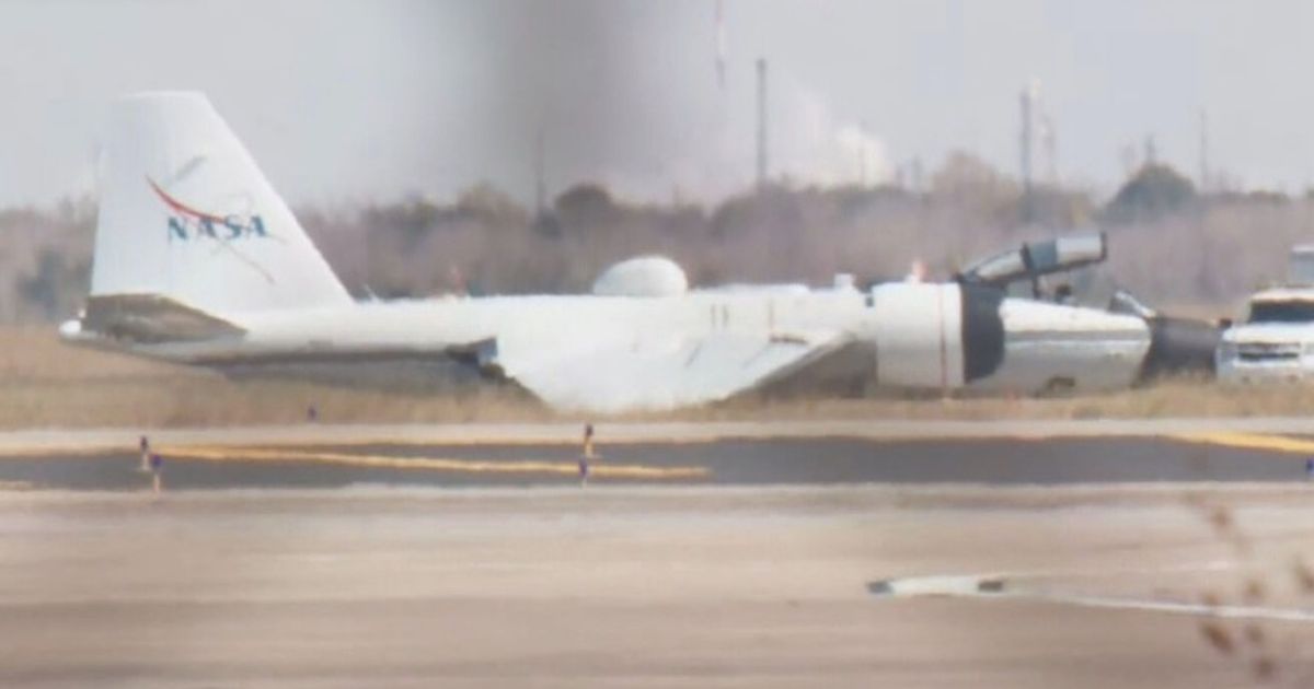 هبوط نادر لطائرة أبحاث تابعة لناسا يشعل المدرج دون إصابات