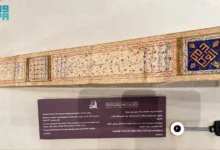 صورة تحفة قرآنية تمتد خمسة أمتار.. مصحف نادر يكشف عبقرية الخط الإسلامي
