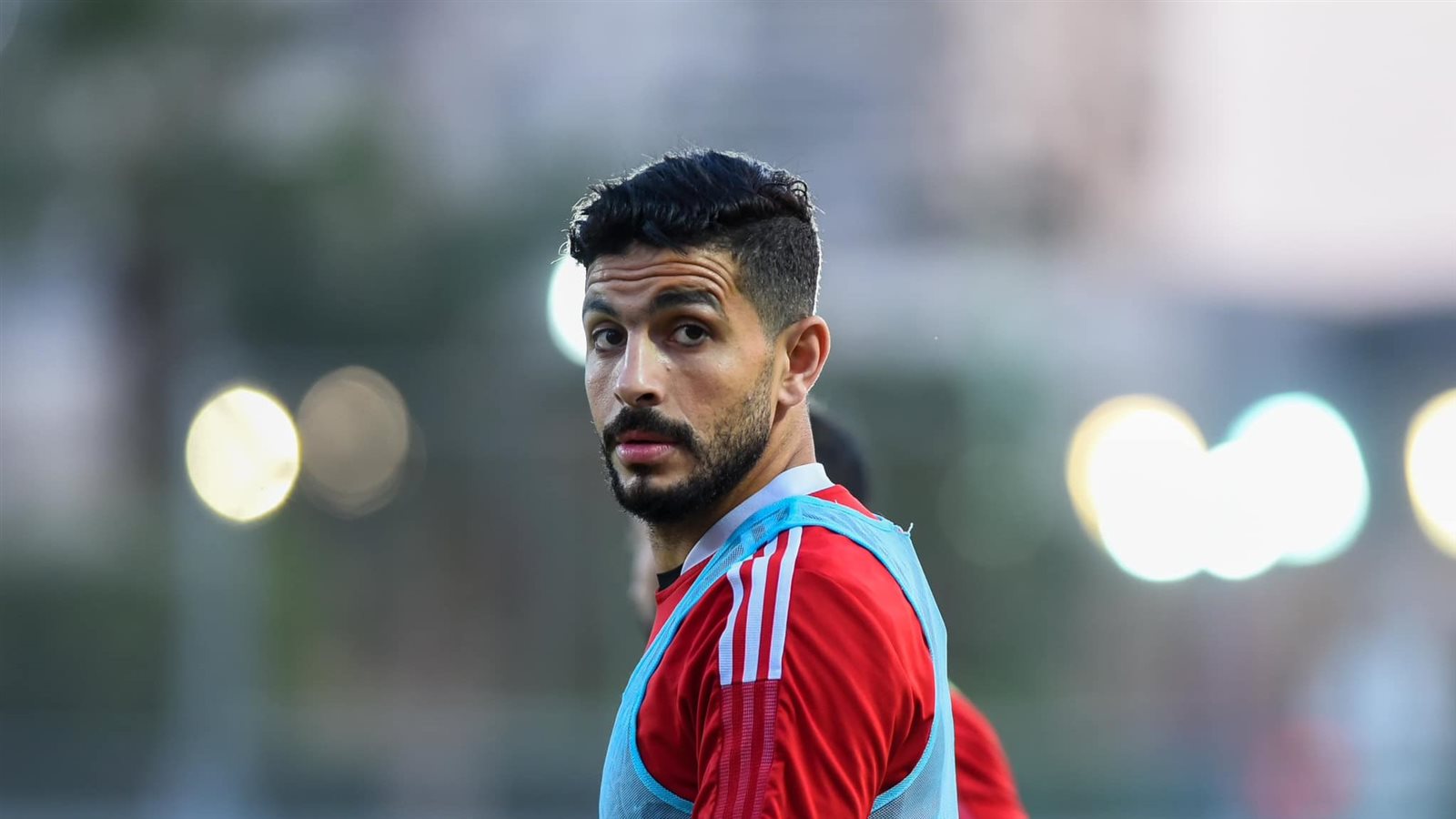 "القرار الأصعب" يطوي مسيرة مدافع من ذهب.. أيمن أشرف يعلن الاعتزال