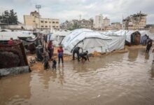 صورة العواصف تُفاقم المأساة الإنسانية في غزة.. أكثر من مليون نازح بلا مأوى آمن