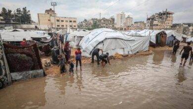 صورة العواصف تُفاقم المأساة الإنسانية في غزة.. أكثر من مليون نازح بلا مأوى آمن