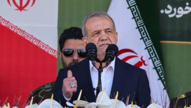 صورة إيران تتوعّد بردّ قاسٍ على أي هجوم أميركي وسط تهديدات بالإعدام وتصعيد إقليمي متسارع