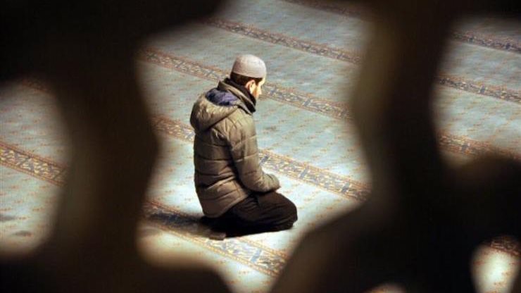 هل يبيح البرد الشديد الجمع بين الصلوات؟ فتوى شرعية تحسم الجدل