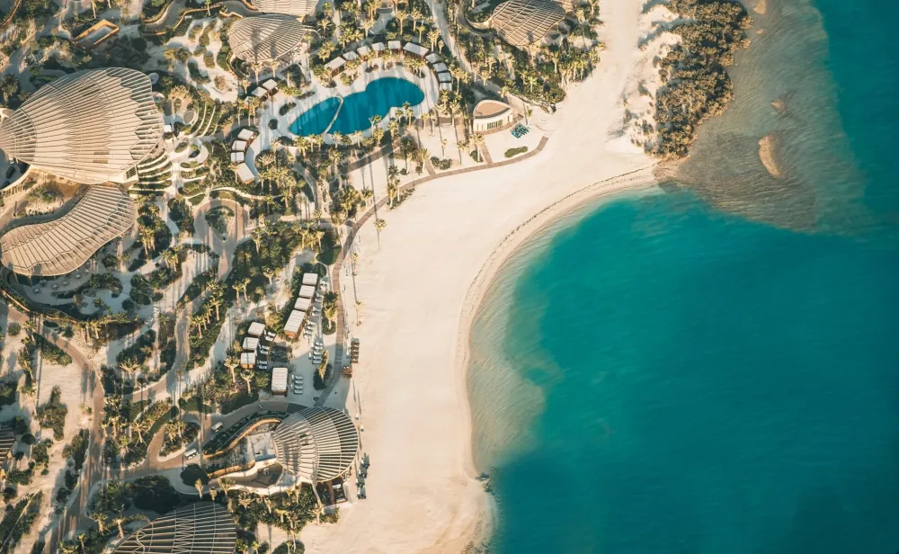 تنظيم غير مسبوق لسواحل المملكة.. اشتراطات جديدة تُعيد رسم تجربة الشواطئ على البحر الأحمر