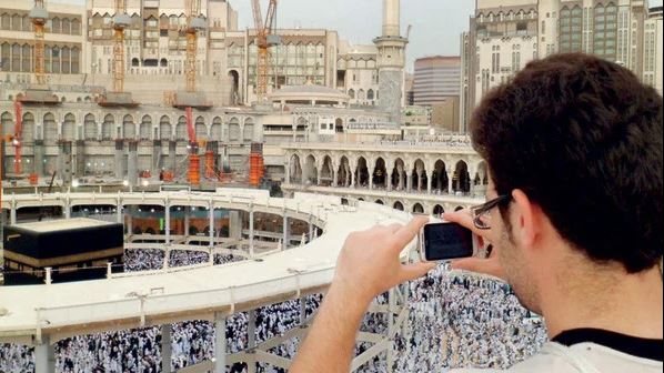 «استشعر اللحظة بقلبك قبل عدستك»… وزارة الحج والعمرة تشدد على آداب التصوير في الحرمين