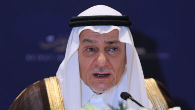 صورة تركي الفيصل يؤكد متانة التحالف السعودي–الإماراتي ويدعو لعدم الانجرار خلف الضجيج