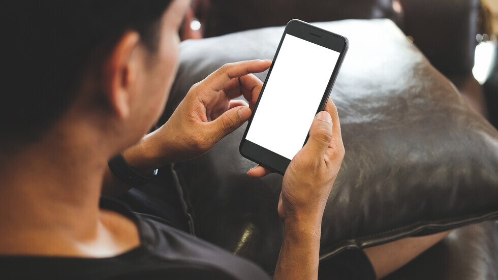 الهاتف في يدك وأنت تصعد الدرج.. عادة صغيرة تكشف إدمانًا كبيرًا