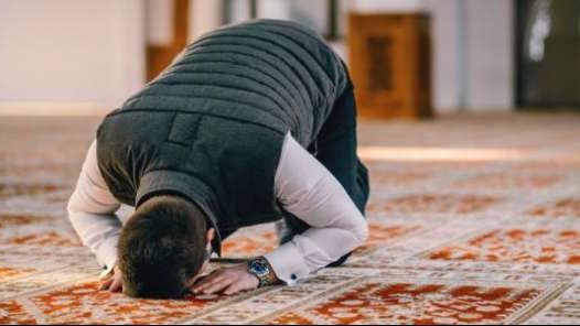 هل يبيح البرد الشديد الجمع بين الصلوات؟ فتوى شرعية تحسم الجدل