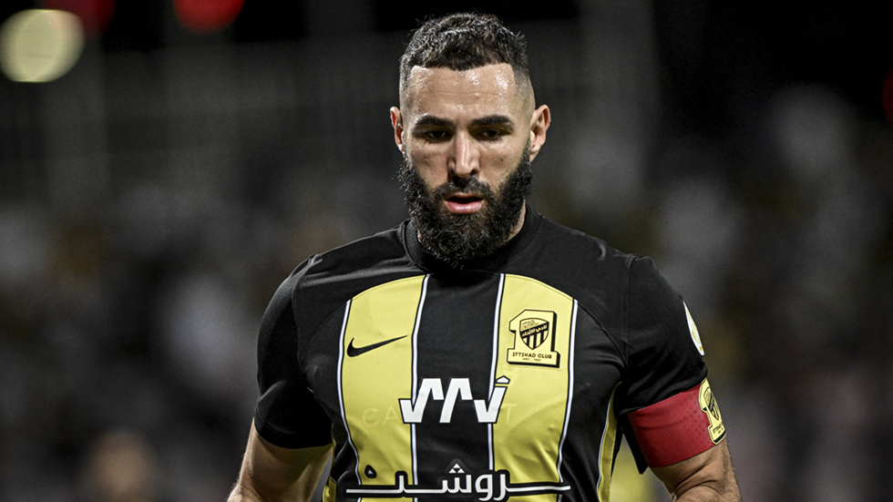 بنزيما يحسم الجدل ويغلق باب الرحيل عن الاتحاد