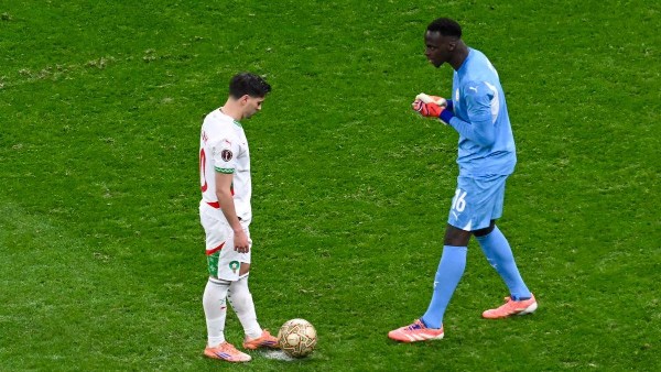 من ركلة جزاء إلى عاصفة شكوك.. ماذا حدث بين دياز وميندي؟