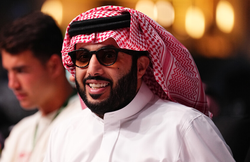 أمنية على «إكس» تتحول لرحلة رسمية.. تركي آل الشيخ يحقق حلم «سيف» بزيارة الرياض