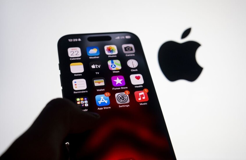 تقرير دولي يحذر من تطبيقات «عري مزيف» داخل متاجر آبل وجوجل