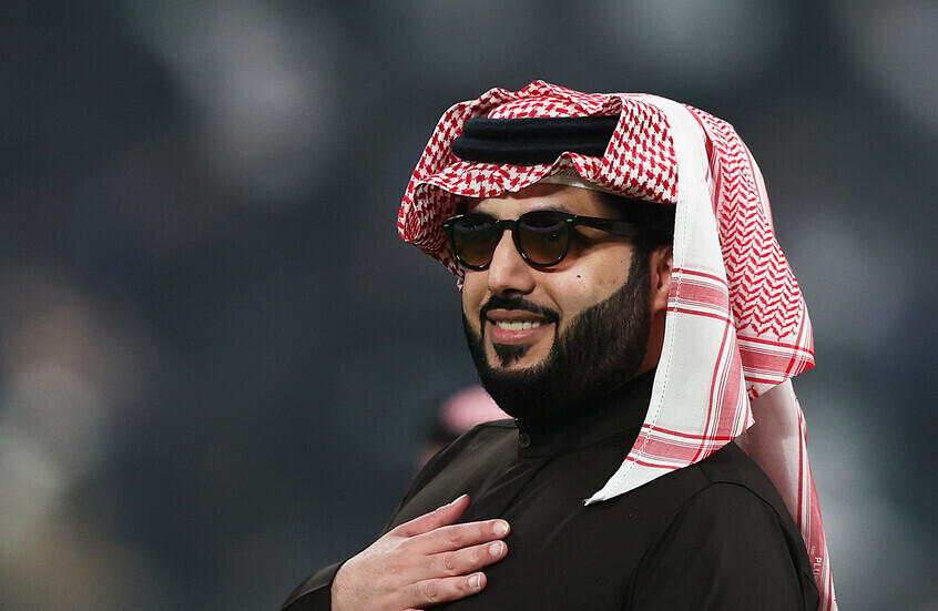 أمنية على «إكس» تتحول لرحلة رسمية.. تركي آل الشيخ يحقق حلم «سيف» بزيارة الرياض