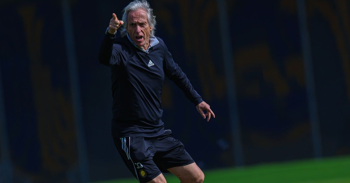 فوز لا يُنهي الجدل.. جيسوس يهاجم التحكيم ويكشف أخطاء النصر رغم الانتصار