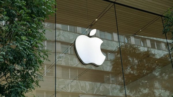 تقرير دولي يحذر من تطبيقات «عري مزيف» داخل متاجر آبل وجوجل