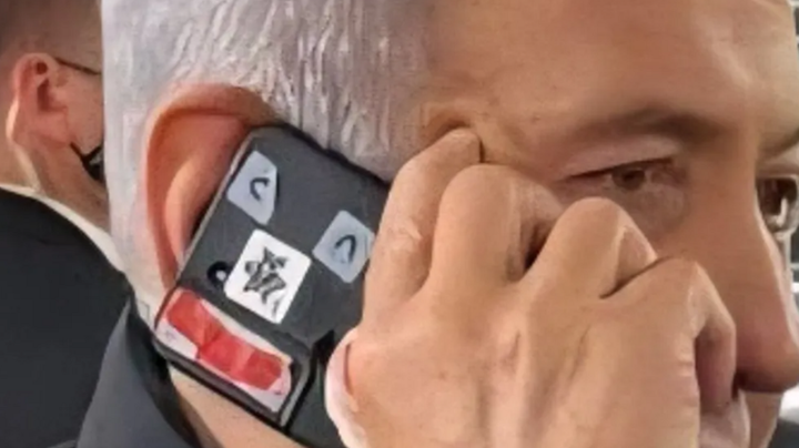 لواصق على كاميرا هاتف نتنياهو تثير جدلاً واسعاً حول هواجس الاختراق