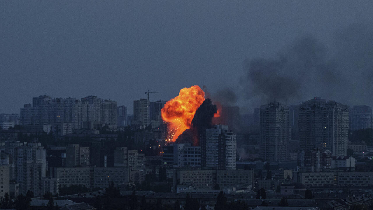 هجوم روسي عنيف يضرب أوكرانيا ويغرق مدنًا كاملة في الظلام