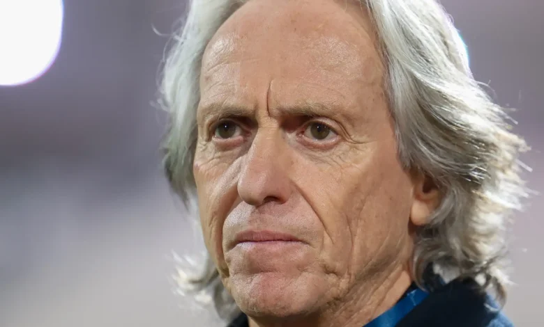 فوز لا يُنهي الجدل.. جيسوس يهاجم التحكيم ويكشف أخطاء النصر رغم الانتصار