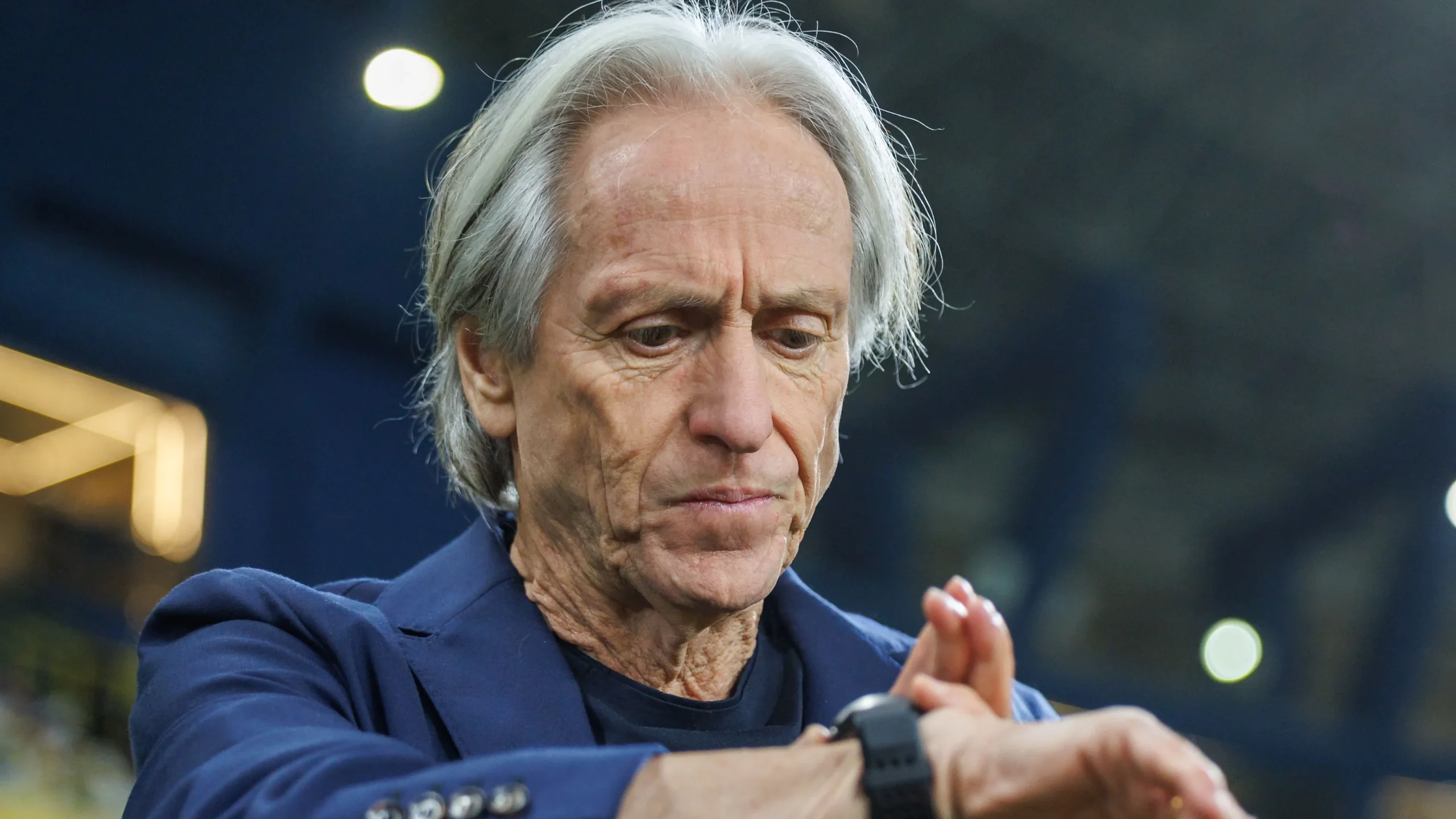 فوز لا يُنهي الجدل.. جيسوس يهاجم التحكيم ويكشف أخطاء النصر رغم الانتصار