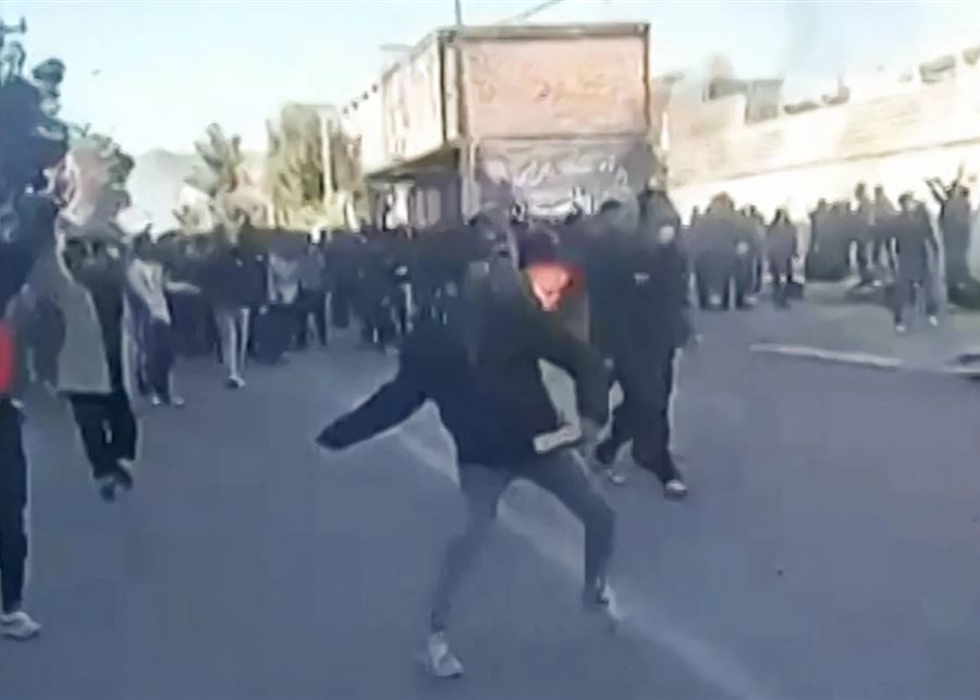 إيران على صفيح ساخن.. اتساع الاحتجاجات وسقوط قتيلين وعشرات الجرحى