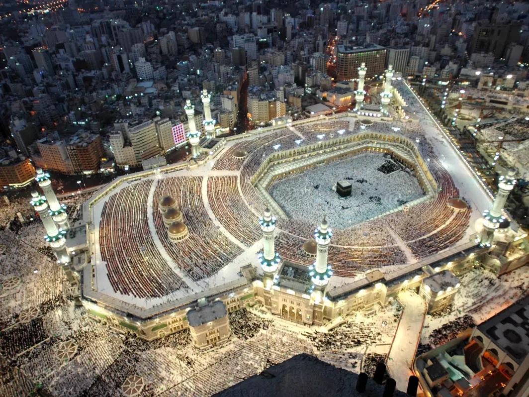 سر فلكي وراء تطابق أذان الظهر بين مكة والمدينة