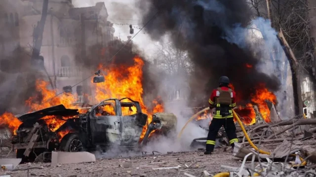 هجوم روسي عنيف يضرب أوكرانيا ويغرق مدنًا كاملة في الظلام