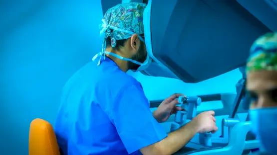 السعودية تدخل تاريخ الطب.. أول زراعة كبد روبوتية كاملة في العالم من متبرعين أحياء