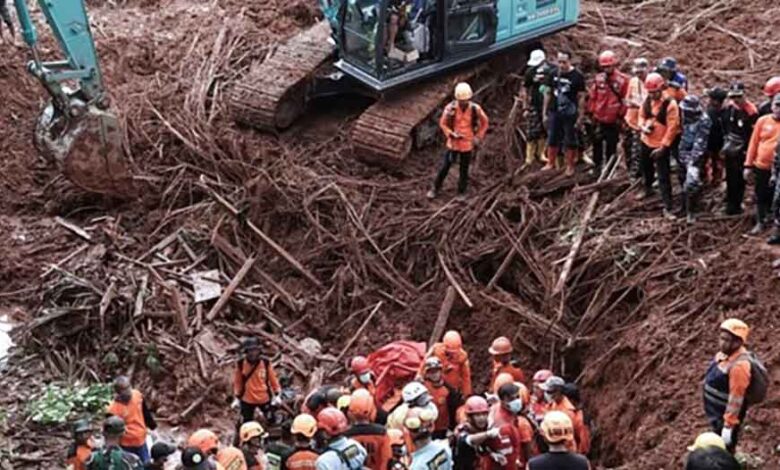 إندونيسيا تحصي 50 قتيلًا في انهيار جاوة الغربية و33 مفقودًا وسط سباق مع الوقت