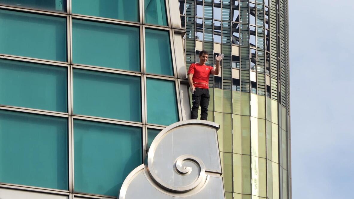 تسلق بلا حبال يهز العالم.. أليكس هونولد يعتلي «تايبيه 101» في مغامرة تتحدى المستحيل