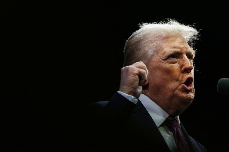 ترامب يحذّر من العزل السياسي إذا خسر الجمهوريون انتخابات 2026