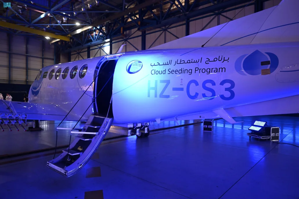 تقنيات غير مسبوقة لمراقبة الطقس.. وزير البيئة يدشّن «المختبر الطائر» ويطلق أنظمة أرصادية متقدمة